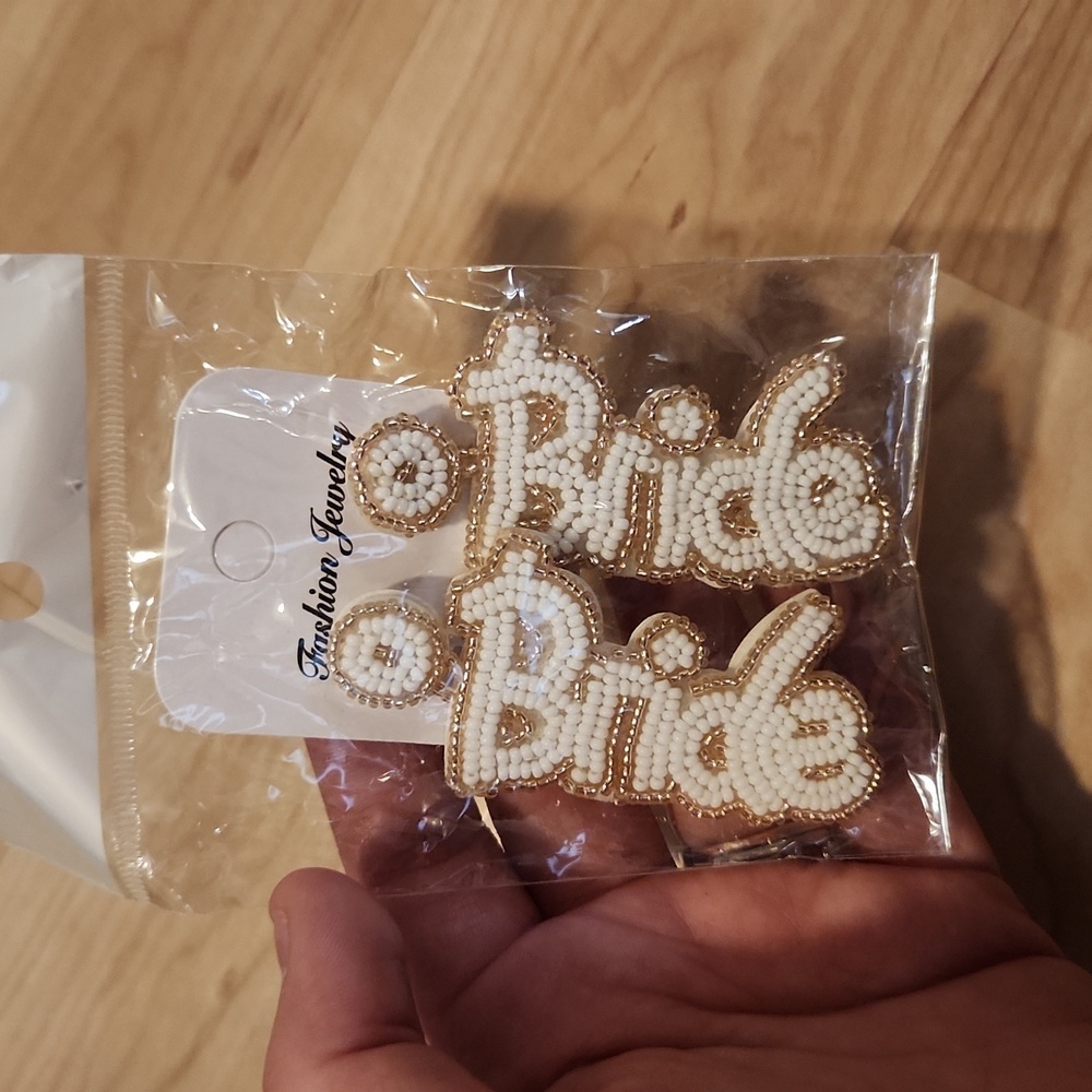 Bride earings white and gold! 💗👰‍♂